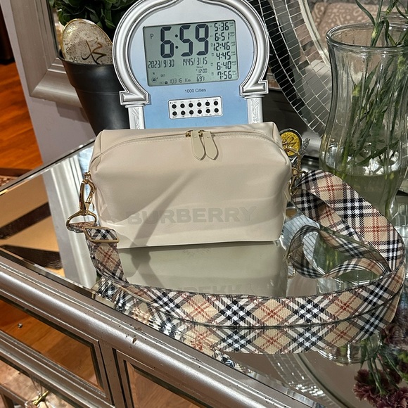 Burberry bag - Picture 1 of 12